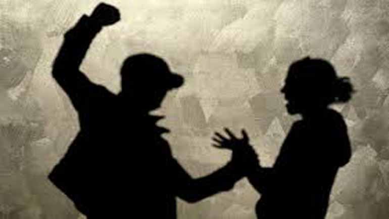 Ελεύθερος ο 34χρονος που φέρεται να έδειρε τη σύντροφό του στη μέση του δρόμου